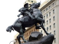 statue